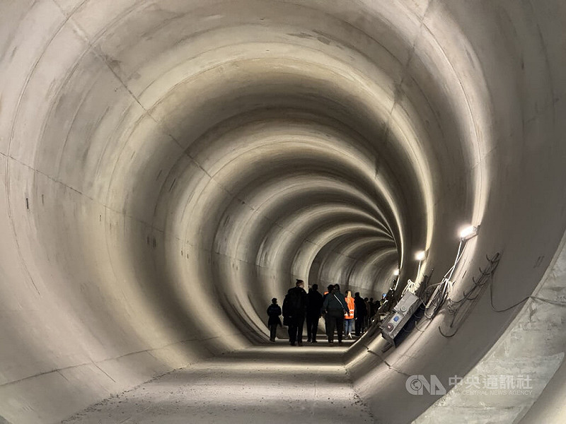 布拉格地鐵D線仍在施工階段，首段路線預計2033年開通，最終完工為2036年。建設計畫分多個階段施工，雖進展穩定，但距離全面啟用仍尚待時日。圖為布拉格市政府日前開放民眾參觀興建中的地鐵D線。中央社記者劉郁葶布拉格攝  114年8月7日   圖：中央社提供