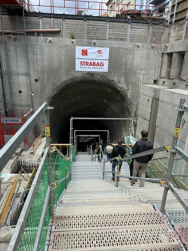布拉格市政府正積極推動第4條地鐵D線的建設。未來D線將服務布拉格南部大型住宅區，目前該區居民主要仰賴巴士與私人車輛通勤。圖為布拉格市政府日前開放民眾參觀興建中的地鐵D線。中央社記者劉郁葶布拉格攝   114年8月7日   圖：中央社提供