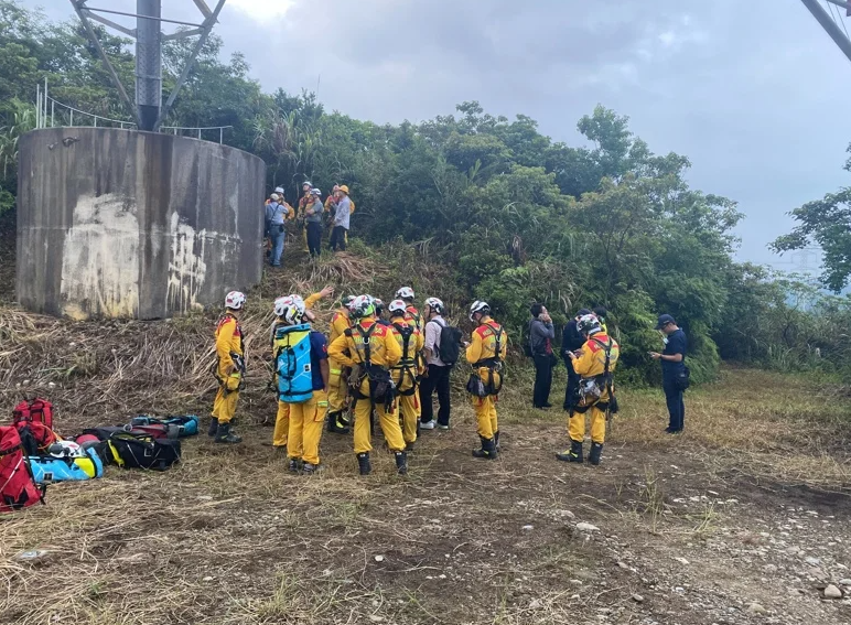 桃園市龜山區一處高壓電塔電線傍晚發生意外事故，一名男子不知何故攀上高達近百公尺高電線，警消與台電人員到場準備搶救。   圖：桃園消防局提供