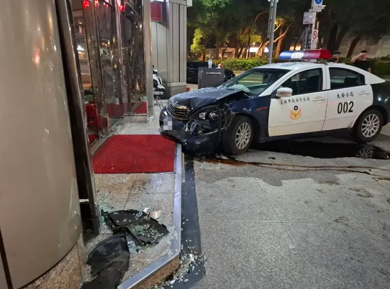 大安分局派出所警員出勤支援處理該酒店糾紛案件時，巡邏車疑似煞車失靈、失控撞上酒店門柱。   圖：警方提供