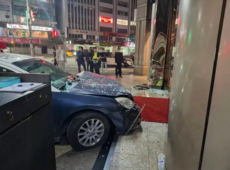 大安分局派出所警員出勤支援處理該酒店糾紛案件時，巡邏車疑似煞車失靈、失控撞上酒店門柱。   圖：警方提供