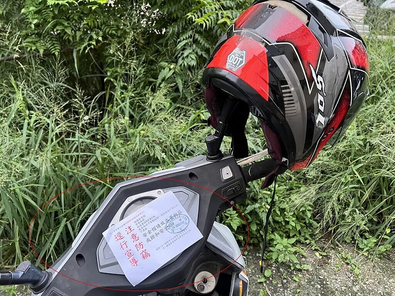 台中市警察局第二分局發現不少機車族隨意置放安全帽而被偷報案，警方特別在機車上貼宣傳單提醒民眾將安全帽掛於安全扣，沒想到部分騎士乍看還以為是被開罰單。（警方提供）中央社記者郝雪卿傳真  114年8月7日   