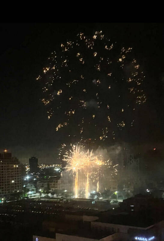 台中今日凌晨出現長達數分鐘煙火秀，多位民眾因此驚醒。   圖：翻攝自Threads