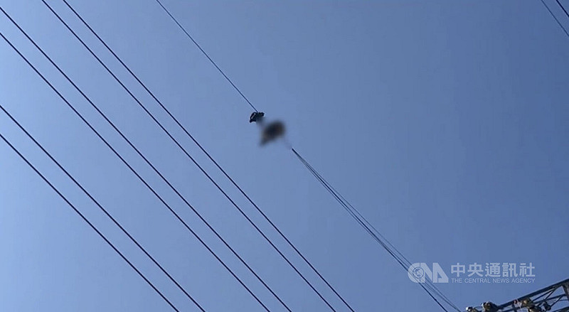 桃園市龜山區一處高壓電塔被發現有民眾吊掛在電線上且已死亡，消防7日攀爬高壓電塔將人解下。（翻攝照片）中央社記者葉臻傳真 114年8月7日   