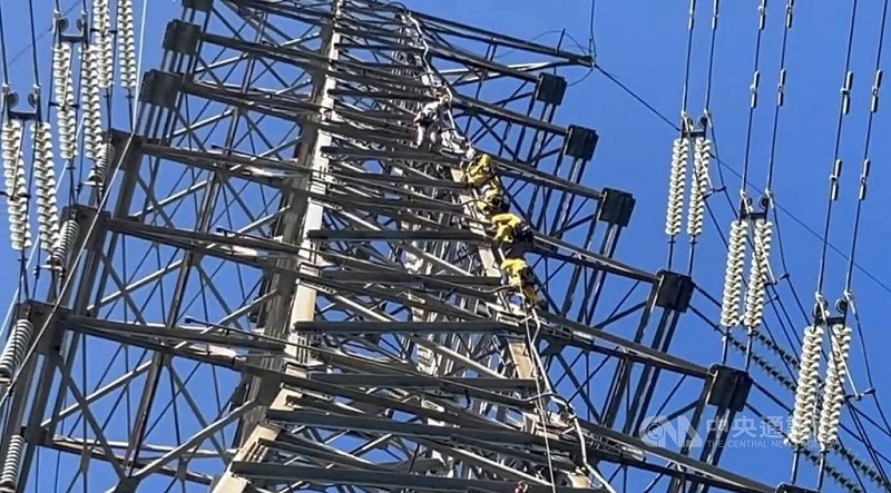 桃園市龜山區一處高壓電塔被發現有民眾吊掛在電線上且已死亡，消防局7日出動4名特搜人員爬上高壓電塔將人解下，死者疑為失聯外籍勞工。（翻攝照片）中央社記者葉臻傳真 114年8月7日   