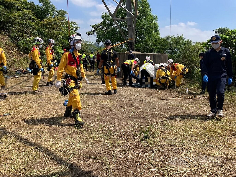 桃園市龜山區一處高壓電塔被發現有民眾吊掛在電線上且已死亡；警方初步排除他殺，死者疑為失聯外籍勞工。（翻攝照片）中央社記者葉臻傳真 114年8月7日   