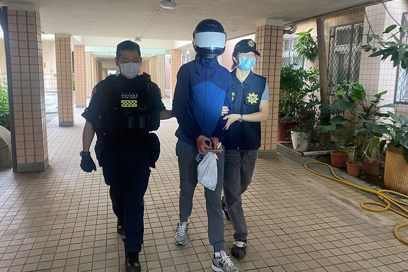 自稱職業為模特兒的法國籍M男（中），航空警察局調查發現，M男接受販毒集團招待至泰國旅遊，並於返程時交付毒品大麻運輸回國，在過境桃園國際機場返回法國巴黎時遭專案小組查獲。（航空警察局提供）中央社記者吳睿騏桃園機場傳真　114年8月7日   