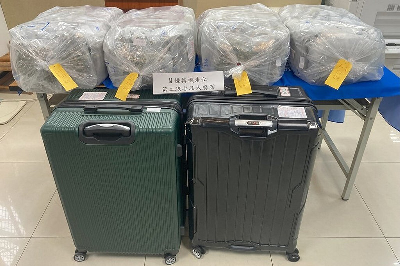 航空警察局7日表示，1名法國籍男模接受販毒集團招待至泰國旅遊，計劃運送37.86公斤第二級毒品大麻返國，但在台灣過境時遭查驗逮捕，依違反毒品危害防制條例罪嫌移送桃園地方檢察署偵辦起訴。（航空警察局提供）中央社記者吳睿騏桃園機場傳真　114年8月7日   