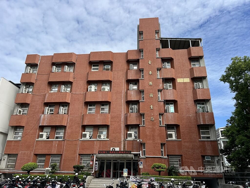台東縣衛生局副局長鍾明霞遭檢方以辦活動剩餘經費供招待長官及購買禮券個人使用，依貪污罪起訴；法院審理認鍾員公款公用，僅涉偽造文書判2年，緩刑5年，全案還可上訴。圖為台東縣衛生局外觀。中央社記者盧太城台東攝　114年8月7日   