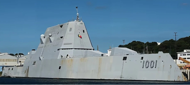 訪問日本的美國海軍「朱姆沃爾特」級驅逐艦「邁克爾·蒙索爾」外表有鏽跡。 圖 : 翻攝自環球網