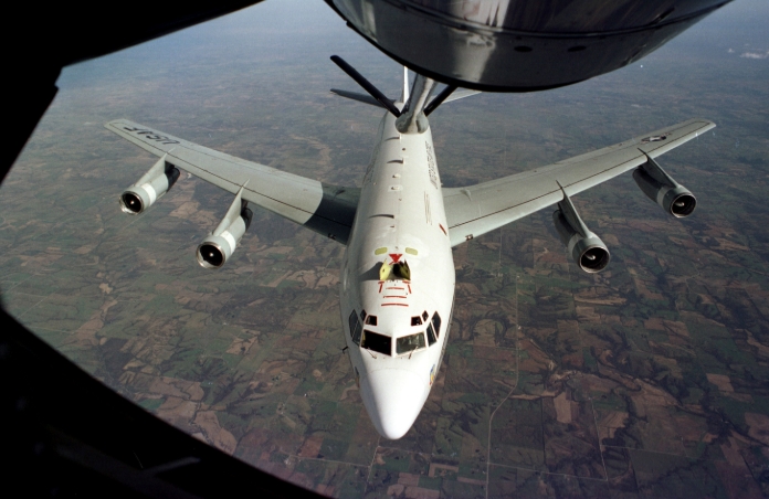 WC-135R不死鳳凰核偵察機進行空中加油 圖 : 翻攝自Wikipedia WC-135R不死鳳凰核偵察機進行空中加油 圖 : 翻攝自Wikipedia