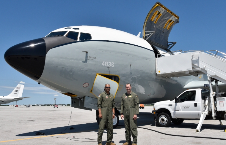 WC-135R不死鳳凰核偵察機與機組員。 圖 : 翻攝自Offutt Air Force Base.jpg