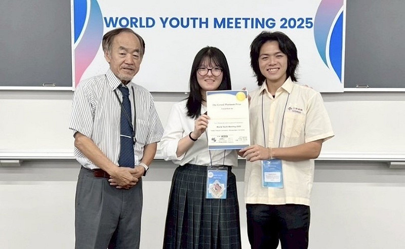 三民家商同學與日本隊友獨得2025年WYM最高殊榮「文部科學大臣獎」。   圖：高雄市教育局/提供