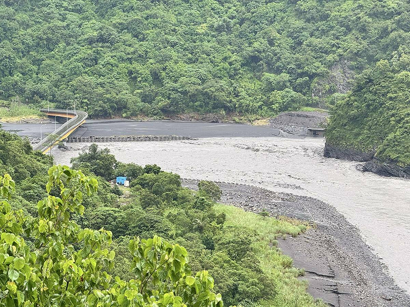 氣象公司「天氣風險」指出，七月下旬一道致災性西南氣流，讓高雄茂林8天降下半年雨量。此異常現象由活躍的季風低壓槽引發，但預計未來兩週天氣將回歸穩定。高雄市茂林區公所今指出，茂林區溪流與登山路線全面封閉，擅闖將依法究責。（圖為茂林山區示意）   圖：高雄市茂林區公所／提供