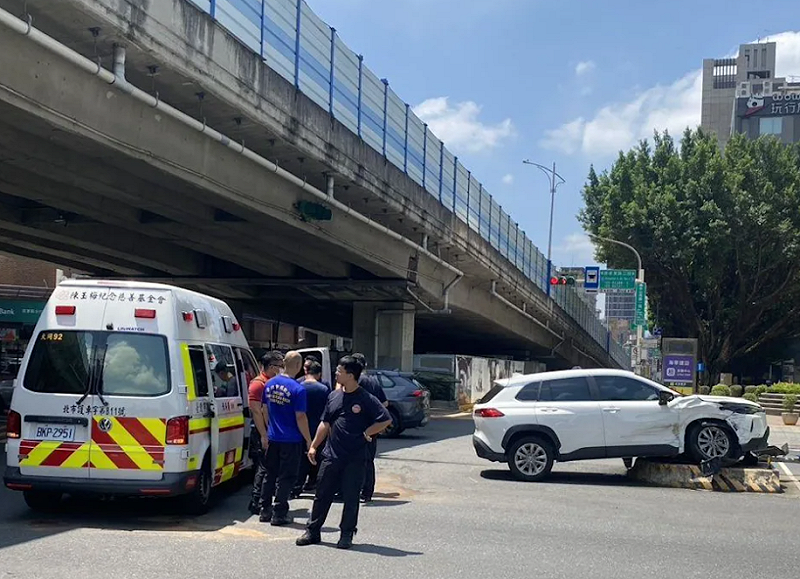 台北市中正區今(7)日上午發生一起救護車與多元計程車擦撞事故，一輛執行任務中的救護車行經忠孝東路時，與一輛快速直行的多元計程車擦撞，計程車在擦撞後閃避不及撞上行人庇護島，造成車上3人受傷，所幸意識皆清楚。   圖：警方提供