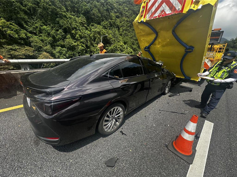 周姓男子駕車使用自動輔助系統，追撞前方緩撞車。   圖：國道第九公路警察大隊提供