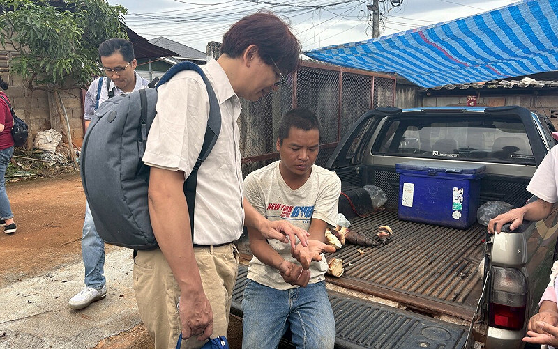 短宣隊醫師與隊員走進人群,提供基本非處方藥物與就醫建議。 圖:高雄基督教醫院/提供
