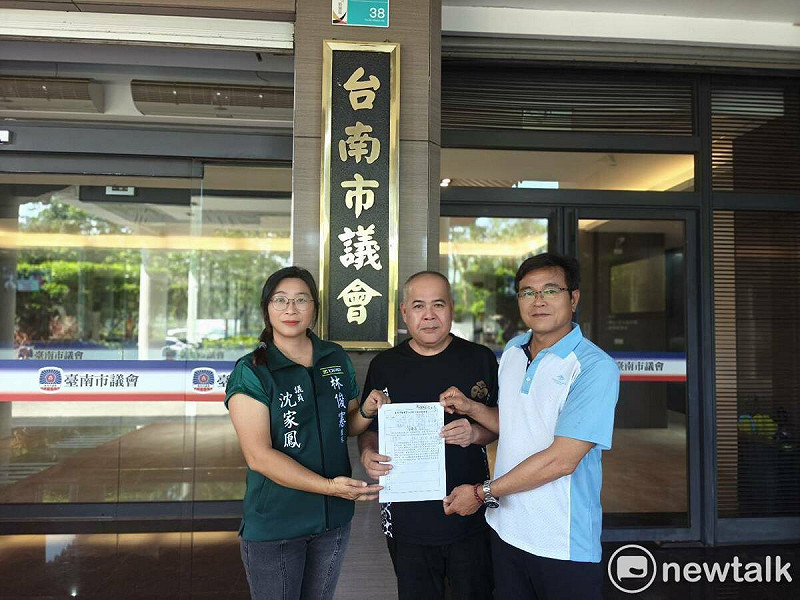 台南市議員邱昭勝、陳秋宏、沈家鳳共同發起提案，建請市府取消115年度各局處尚未執行之社區、社團、議長盃等補助經費，將相關預算全數挹注災區救援與重建工作。   圖：黃博郎／攝