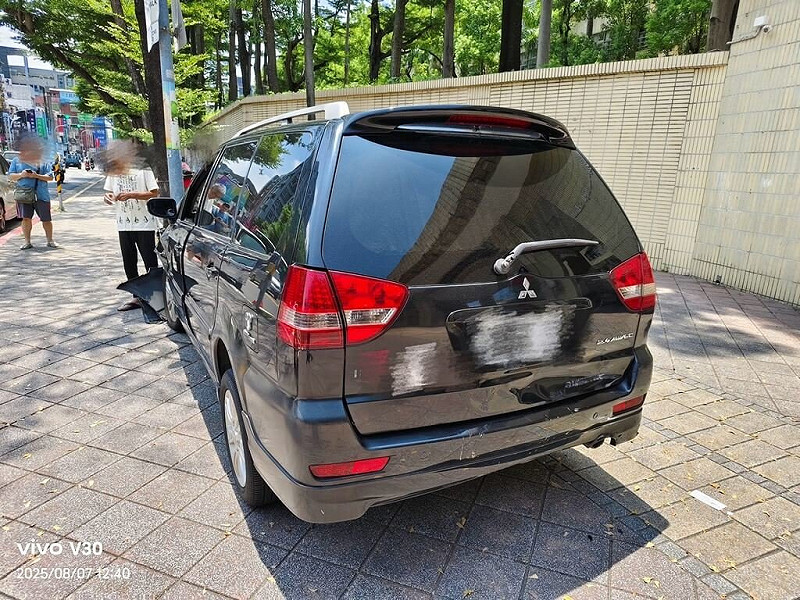 台北市北投區石牌路2段與東華街2段口7日發生交通事故，警方初步調查，發現肇事駕駛為76歲蔡姓男子，蔡男不明原因先撞前車，倒車時又撞到另輛汽車，後續逆行撞上第3輛汽車，車子再往前衝、撞到燈柱才終於停下。（警方提供）中央社記者劉建邦傳真  114年8月7日   