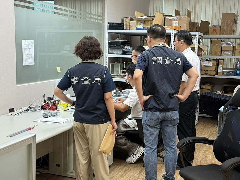 法務部調查局近期偵辦16家中企挖角竊密案，分別動員個外勤處站，報請多個地檢署指揮偵辦。圖為調查人員搜索中企非法在台從事業務處所。（調查局提供）中央社記者謝幸恩傳真　114年8月7日   