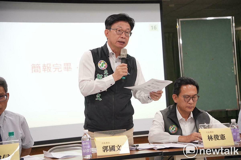丹娜絲颱風造成台南農漁牧嚴重災損，也衝擊在地中小企業、商圈店家，面臨產線中斷、設備損壞、營運停擺等挑戰，立委郭國文、林俊憲邀集經濟部、財政部雙次長、金管會辦理「丹娜絲颱風災後復工-中小企業座談會」。   圖：郭國文服務處提供