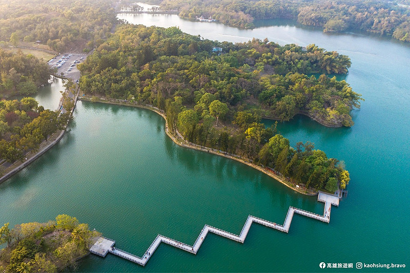 從空中鳥瞰澄清湖九曲橋及湖區美景。   圖：取自高雄旅遊網