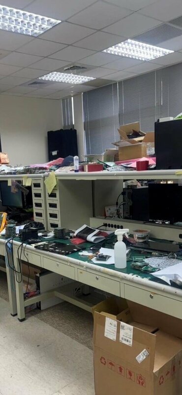 新竹地檢署查獲多家中國企業非法在台進行高科技人才挖角，顯示中資滲透台灣高科技領域手段日趨多樣，目前案件持續偵辦中。圖為檢方搜索處之一。（新竹地檢署提供）中央社記者郭宣彣傳真　114年8月7日   