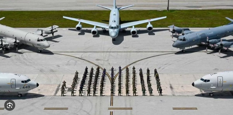  P8I波塞頓反潛機隊與機組員。 圖 : 翻攝自OrbitsHub 