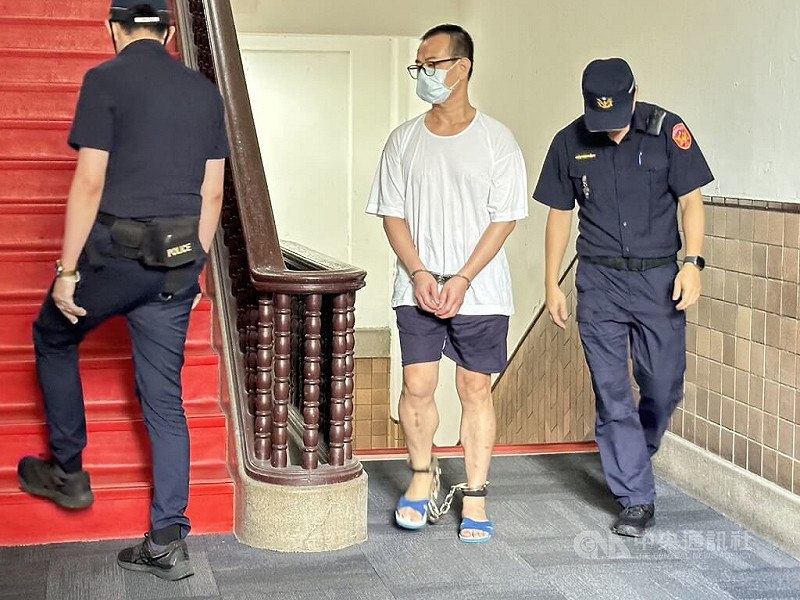 男子連佐銘（中）被控殺害同學並向家屬勒索贖金，遭判死刑定讞，至今逾20年尚未伏法。連佐銘聲請再審，台灣高等法院7日召開訊問庭，連男被提訊到庭。中央社記者劉世怡攝  114年8月7日   