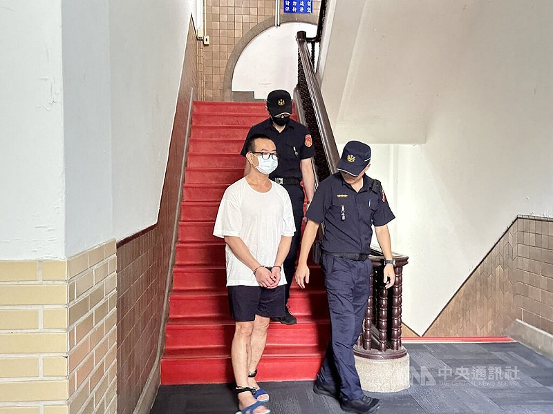 男子連佐銘（白衣者）殺害同學並向家屬勒贖遭判死刑定讞。連佐銘聲請再審，7日於庭訊時表示，經過20幾年，他真的知道錯了，盼再給他一次機會、開啟再審。圖為連佐銘庭訊後由法警戒護還押。中央社記者劉世怡攝　114年8月7日   