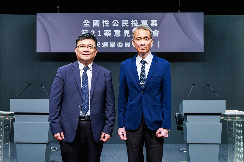 首場核三公投說明會今天登場，正方代表是國民黨推薦的清大教授葉宗洸（右），反方代表是行政院派出的台電董事長曾文生（左）。   圖：中選會提供