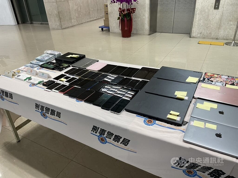 刑事局與美國國土安全調查署聯手查緝藏身科技公司的詐騙網站工程師集團，查出此公司協助製造700餘個詐騙網站，陸續逮捕51歲吳姓男子等人送辦並查扣相關贓證物，7日舉行記者會說明查緝偵辦過程。中央社記者劉建邦攝  114年8月7日   