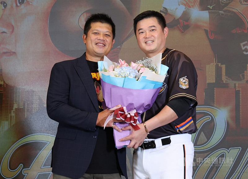 中華職棒統一獅隊7日在台北為41歲野手胡金龍（右）舉辦引退記者會，中信兄弟隊一軍首席教練、南英商工學長陳江和（左）特別到場獻花祝福。中央社記者張新偉攝  114年8月7日   