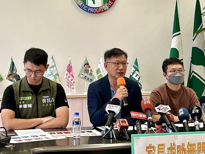 台中市議員王立任強調，盧秀燕自稱「媽媽市長」，卻讓孩子無處可托，市府應立即提出安置方案。   圖：市議員王立任辦公室提供