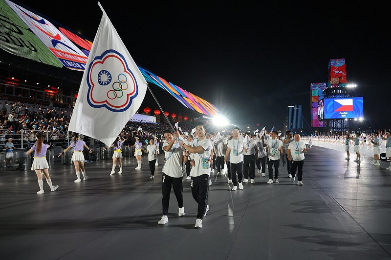 2025成都世界運動會7日晚間盛大舉行開幕式，台灣代表團由武術好手孫家閎（前右）、蹼泳女將黃渼茜（前左）共同擔任掌旗官，兩人進場時難掩開心神情。（中華奧會提供）中央社記者陳容琛傳真  114年8月7日   