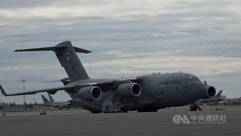 C-17 運輸機為美國波音公司生產的軍用運輸機，具備短場起降能力，能適應多種機場跑道。攝於7月29日。中央社記者鍾佑貞阿拉斯加安克拉治攝 114年8月6日   
