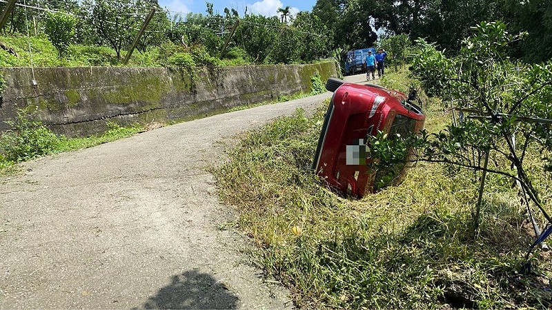 87歲莊姓男子7日駕車行經台中市石岡區石岡街下坑巷126號旁，疑因道路狹窄，對路況不熟，不慎滑落邊坡，導致車輛側翻。（民眾提供）中央社記者趙麗妍傳真  114年8月8日   