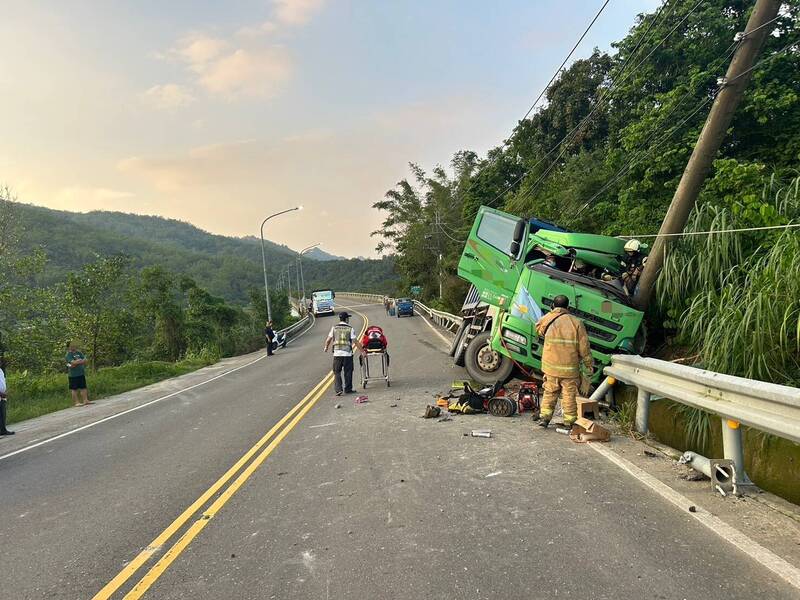 66歲朱姓男子昨日下午駕駛砂石車，載運消波塊支援那瑪夏地區道路修復作業，事發時砂石車已完成任務、空車下山，行經甲仙四德大橋時卻因不明原因失控自撞，導致車身翻覆，車體嚴重凹陷變形。   圖：民眾提供