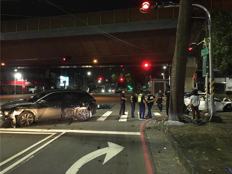 高雄市左營區今(8)日凌晨發生一起連環車禍事故，一輛白色自小客車因違規闖紅燈，與一輛黑色自小客車猛烈擦撞，強大衝擊甚至波及3輛停等紅燈的機車騎士，共造成6人輕傷送醫，所幸均無生命危險。   圖：警方提供