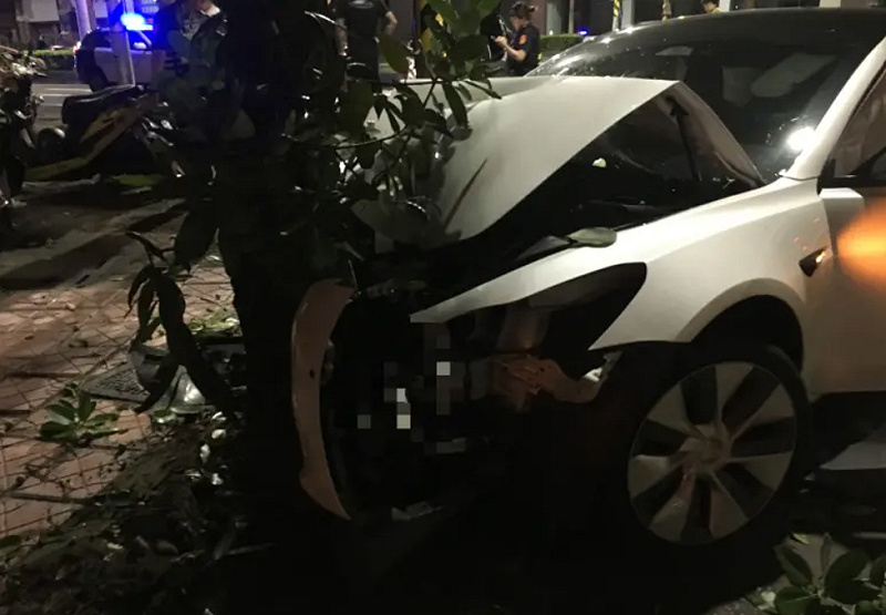 兩車撞擊力道猛烈，導致白色自小客車右後輪脫落，車體貼地滑行，兩輛車頭也嚴重變形凹陷。   圖：警方提供