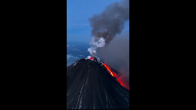 堪察加最高的活火山克柳切夫斯基火山（Klyuchevskoy）率先於強震當天噴發，目前仍持續劇烈活動。   圖:翻攝自影片