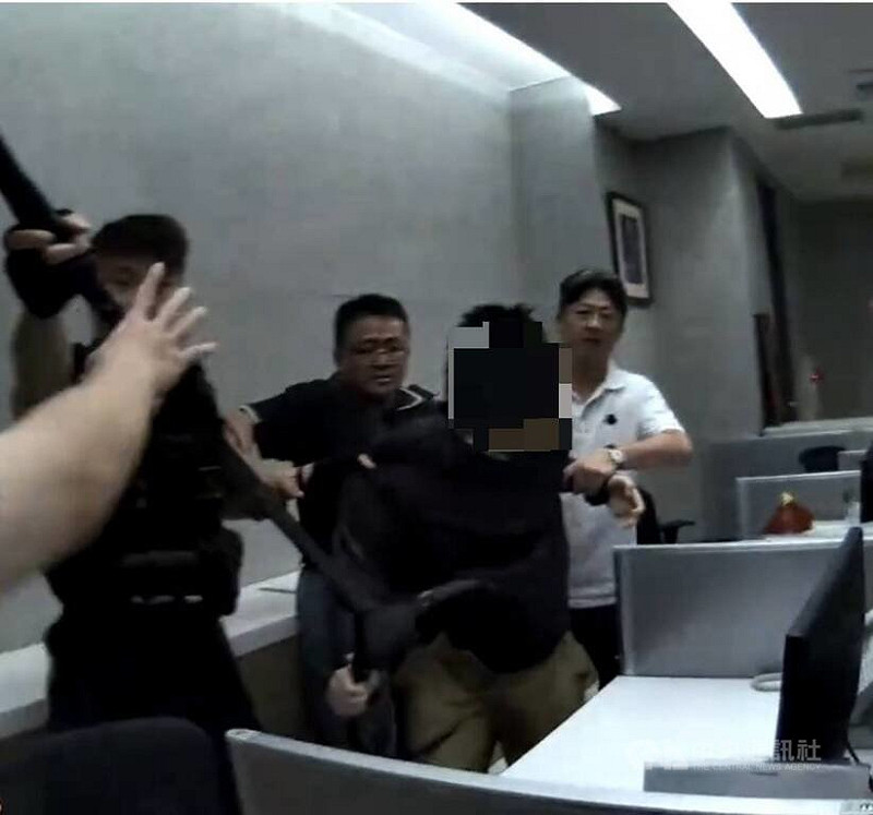 吳姓男子（右2）疑因先前糾紛不滿，日前持刀闖入台中寶雲寺挾持1名女員工，並要求司法單位到場；警方獲報前往現場，過程中偵查隊長涂志宏（右3）趁機奪刀，警方合力壓制吳男將他送辦。（翻攝照片）中央社記者蘇木春傳真　114年8月8日   