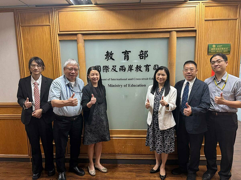 教育部李毓娟司長與麥燕玲會長等意見交流後合影。   圖：台港經濟文化合作策進會提供