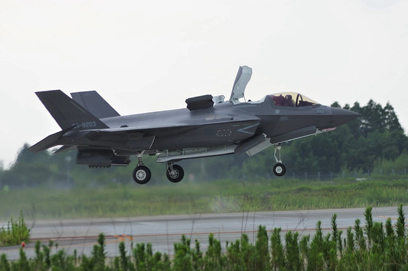 日本航空自衛隊首批F-35B戰機，降落九州新田原基地。   圖：翻攝Japan Air Self-Defense Force