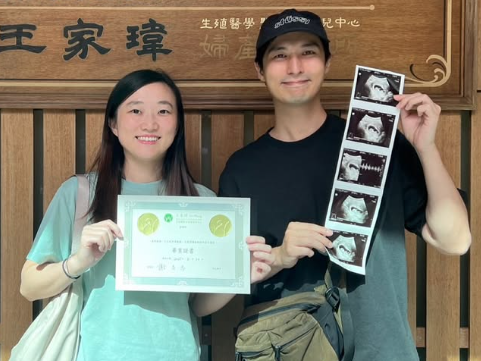 嚴爵跟圈外妻子Jessie結婚4年，今(8)日父親節突曬出超音波照，宣布即將當爸的好消息。   圖：翻攝自嚴爵IG
