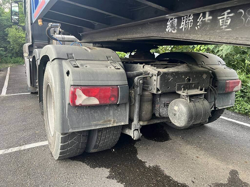 黃姓男子日前駕駛曳引車，車頭未懸掛後車牌（圖），面臨員警取締一路狂飆逃上國道，挑釁公權力，最後自知法網難逃而停車，南投縣警察局竹山分局開出10張罰單，並吊扣駕照6個月及吊銷牌照。（警方提供）中央社記者蕭博陽南投縣傳真  114年8月8日   