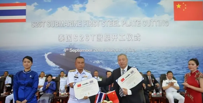 泰國政府於 8 月 6 日正式批准修改與中國簽訂的 S26T 型潛艦採購合約，將原定搭載的德國 MTU396 型柴油引擎，改為使用中國自主研發的 CHD620 型發動機。   圖:翻攝自藍星筆記