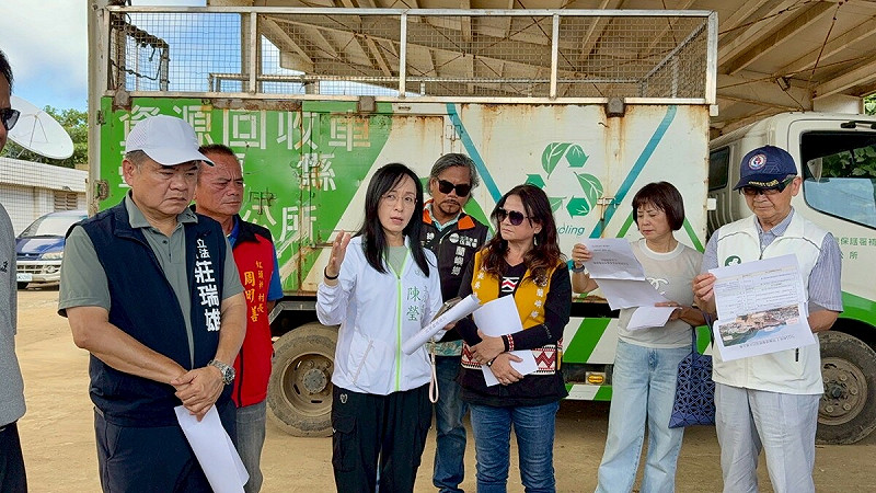民進黨立委陳瑩、莊瑞雄赴蘭嶼關心垃圾危機，環境部承諾支持興建固定式倉儲廠。   圖：立法委員陳瑩辦公室提供