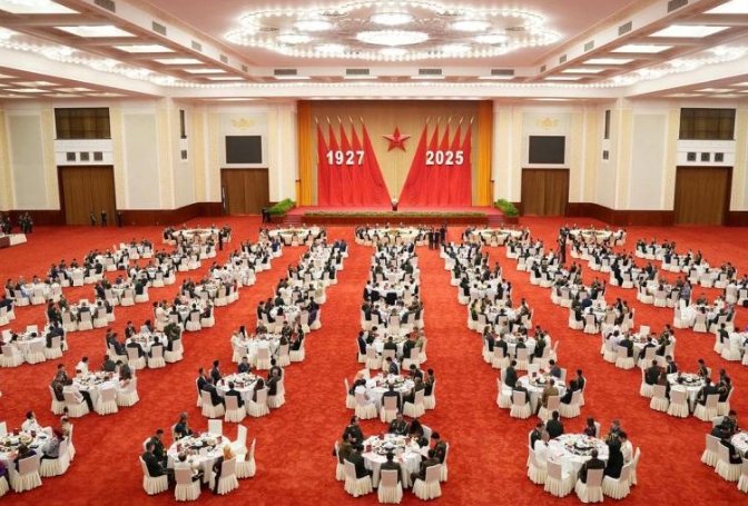  今（2025）年出席的現役上將人數大減，主桌僅見12名上將，另由7名「軍隊模範人物」補位。 圖：翻攝自 X 