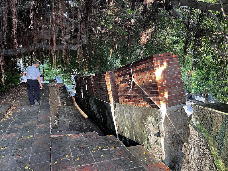 有237年歷史的「台灣府城城門及城垣殘蹟」南門段城垣緊鄰台南女中，為台灣現存最早期的清代三合土版築城垣。   圖：台南市政府文資處／提供